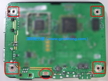 手動(dòng)去綠漆。使用傳統(tǒng)的刀片去除綠漆后的效果。