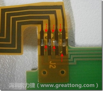 這張圖所顯示的,PCBA工廠實際進行HotBar(熱壓熔錫焊接)焊接的時候,經(jīng)常會出現(xiàn)這類焊墊之間短路的問題,下面的圖示為比較嚴(yán)重的案例,大部分都只有部份溢錫,但這對品質(zhì)信賴杜已經(jīng)產(chǎn)生了及大的為害,既使現(xiàn)在測試沒有出現(xiàn)問題,難保在高溫膏濕的環(huán)境下不會出現(xiàn)電子遷移(Electromigration)的現(xiàn)象。