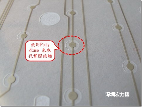 仔細(xì)看下面的第一張圖片，在圓形的節(jié)點(diǎn)旁邊有個(gè)圓形的開(kāi)口，這個(gè)開(kāi)口墊高了鍵盤(pán)按鍵的接觸點(diǎn)線路。