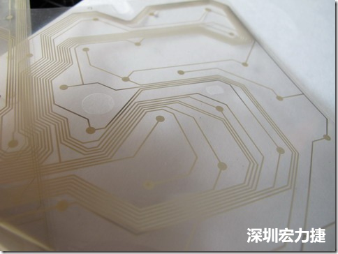 下面第二個(gè)圖則是另一片也有著按鍵線路的PTF，當(dāng)上、下兩面PTF的按鍵結(jié)點(diǎn)互相接觸后就可以計(jì)算出是哪個(gè)按鍵被按下了。可是當(dāng)按鍵沒(méi)有按下時(shí)，上下兩片PTF的線路則是分開(kāi)的，所以上圖那片PTF的線路上面其實(shí)還另外覆蓋了另一層透明的PET作為絕緣層，只露出了需要在鍵盤(pán)按下時(shí)才會(huì)碰觸的接觸點(diǎn)，因?yàn)檫@些材質(zhì)使用的都是Polymer，所以才撐這樣的技術(shù)為Polydome(聚合簧片)。